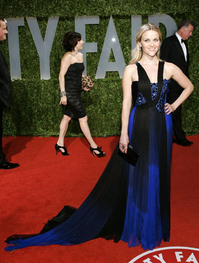 Reese Witherspoon poses at 2009 Vanity Fair Oscar Party in West Hollywood