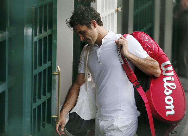 Roger Federer of Switzerland walks off the court after being defeated by Sergiy Stakhovsky of Ukraine in their men's singles tennis match at the Wimbledon Tennis Championships, in London, June 26, 2013. Upsets and injuries at 2013 Wimbledon