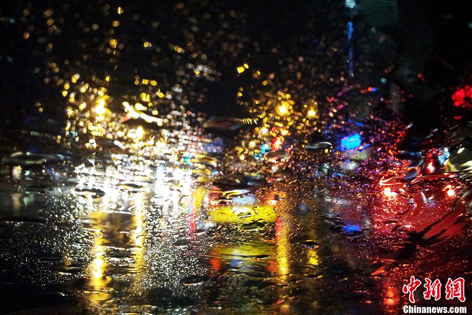 北京遭強雷雨襲擊 城區行車一片“迷茫”(組圖)