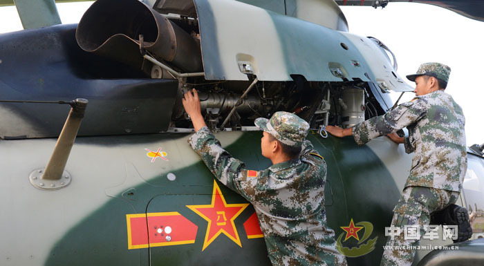 我軍赴俄參演戰(zhàn)機首訓 飛行員頭盔涂豹頭圖案
