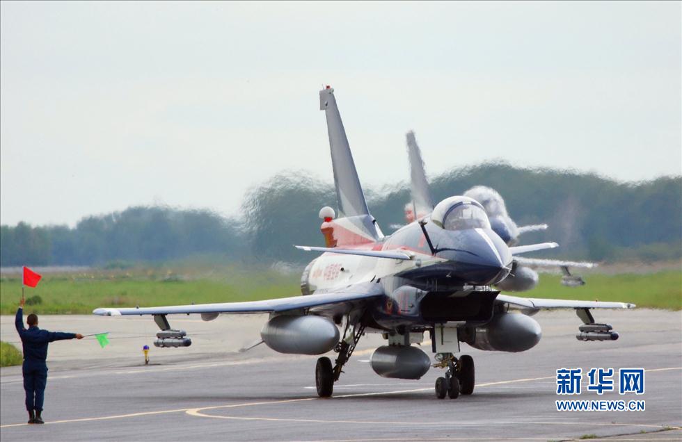 中國(guó)空軍7架殲－10表演機(jī)飛抵莫斯科(高清)