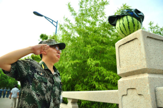 學生軍訓西瓜君走紅網(wǎng)絡 賣萌搞笑惹人愛(組圖)