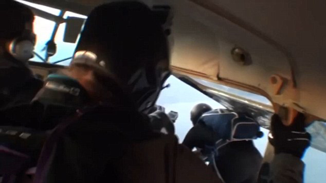 美兩飛機(jī)空中相撞 9人跳傘逃生