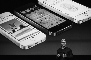 iPhone手機有“后門”或被監聽 蘋果稱“不知情”