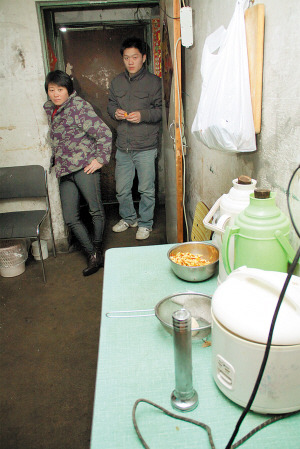 慘！北漂族地下室生活