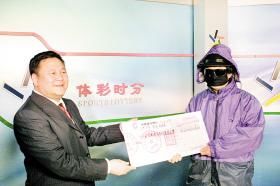 長春3209萬牛人得主現(xiàn)身 全副武裝領(lǐng)走獎金