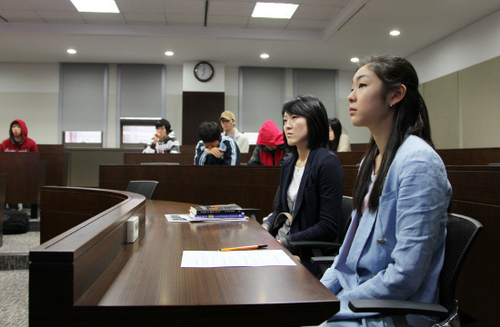 金妍兒學生扮相進課堂 儀表端莊神情專注
