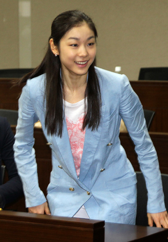 金妍兒學生扮相進課堂 儀表端莊神情專注