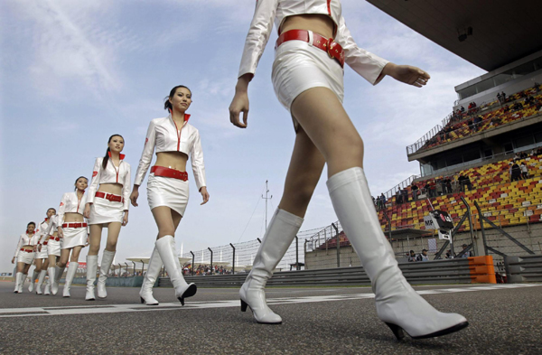 F1賽車寶貝一襲白裝