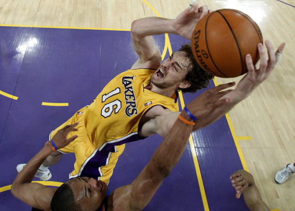 NBA：科比父母與眾明星現場助陣 湖人主場輕取雷霆