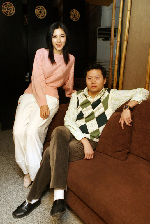 男人裝女星曾黎會(huì)客吉新鵬 搭檔奧運(yùn)冠軍拍寫真