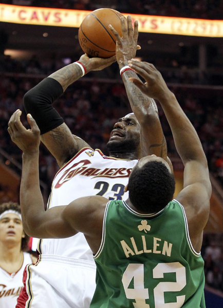 NBA：詹姆斯如同夢游騎士慘敗32分 綠衫軍3:2領先
