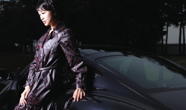 藝體美女戴菲菲展現車模魅力