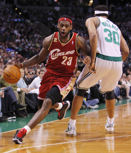 NBA：詹姆斯三雙騎士黯然出局 綠衫軍4:2晉級(jí)戰(zhàn)魔術(shù)
