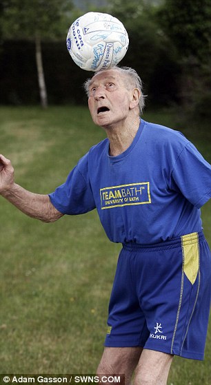 世界最老足球教練93歲退休 執教73年訓練9000多人