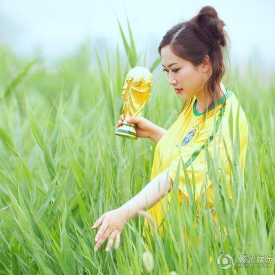 芙蓉姐姐身穿巴西隊服 化身世界杯雷人女神