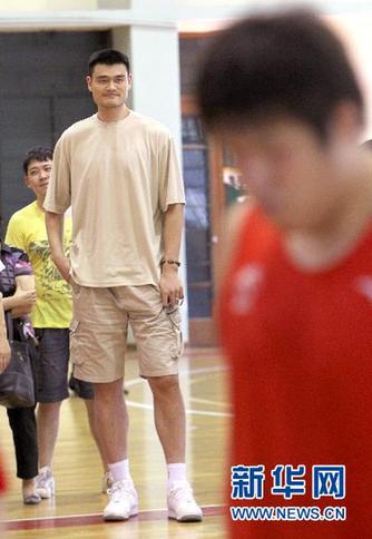 姚明現身梅隴訓練基地[組圖]
