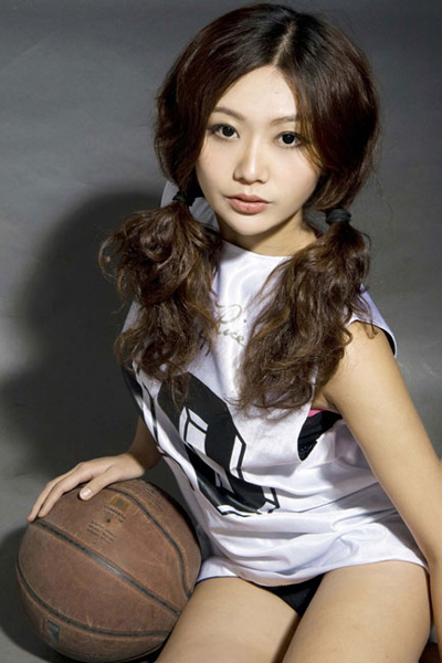 劉聞雯NBA球衣秀美腿