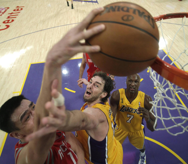 NBA：姚明復(fù)出首戰(zhàn)9分6犯離場(chǎng) 火箭揭幕戰(zhàn)遭湖人翻盤(pán)
