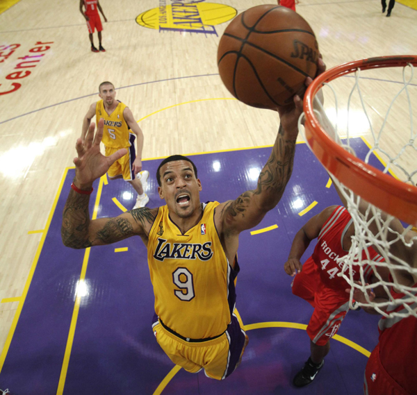 NBA：姚明復(fù)出首戰(zhàn)9分6犯離場(chǎng) 火箭揭幕戰(zhàn)遭湖人翻盤