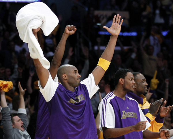 NBA：姚明復(fù)出首戰(zhàn)9分6犯離場(chǎng) 火箭揭幕戰(zhàn)遭湖人翻盤