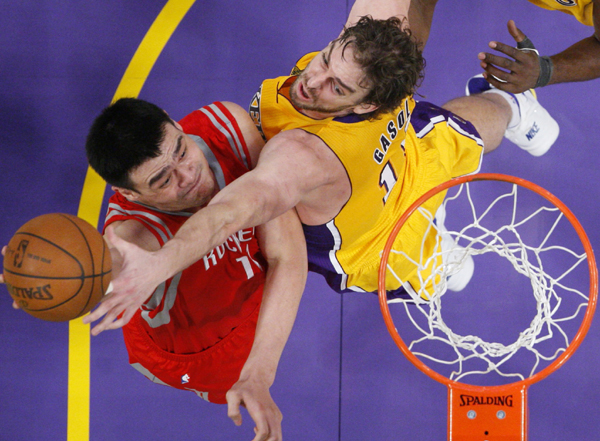 NBA：姚明復(fù)出首戰(zhàn)9分6犯離場(chǎng) 火箭揭幕戰(zhàn)遭湖人翻盤