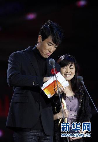 劉翔燙頭畫眼線煙熏妝亮相 網友大呼