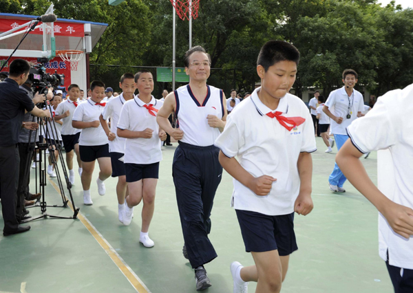 溫總理和小學(xué)生上體育課過(guò)六一