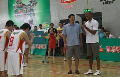 巴蒂爾PK“歪脖子機(jī)槍”青島啤酒CBA33現(xiàn)場收徒