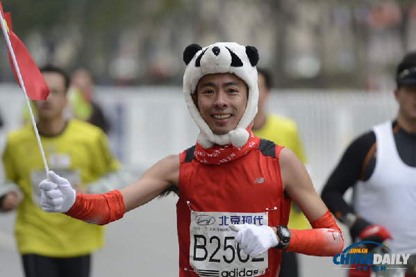 現(xiàn)場(chǎng)直擊北京馬拉松 中國(guó)“眼鏡俠”連續(xù)21次摘冠
