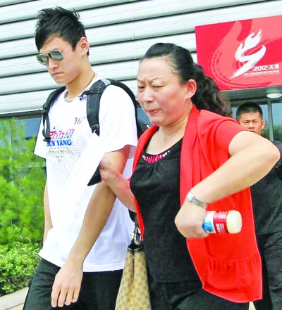孫楊為何麻煩纏身 全因“母親溺愛”和“交友不慎”?