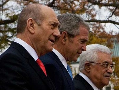 U.S. President George W. Bush (C) Israel's Prime Minister Ehud Olmert (L) and Palestinian Authority President Mahmoud Abbas pose for photos during the Mideast peace conference，in Annapolis, Maryland of the U.S.A., Nov. 28, 2007.