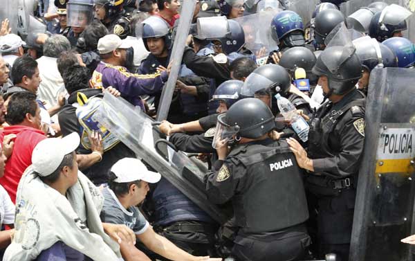 11 Mexico City police injured in mob attack