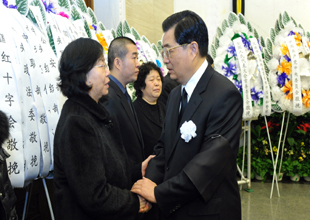 胡錦濤等送別遇難中國(guó)維和警察