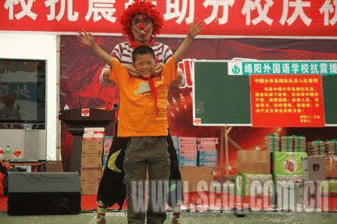 六一的快樂在“帳篷小學”蕩漾(組圖)