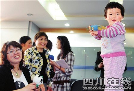 最美微笑戰(zhàn)士再見(jiàn)災(zāi)區(qū)小寶貝 想認(rèn)她作干女兒(圖)