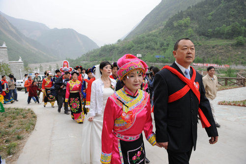 北川震后首場(chǎng)集體婚禮舉行 最長(zhǎng)者61歲(組圖)