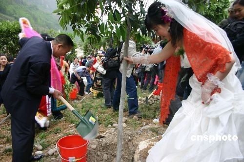 北川震后首場(chǎng)集體婚禮舉行 最長(zhǎng)者61歲(組圖)