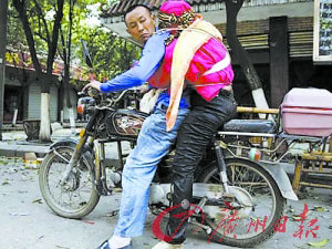 記者探訪背妻男吳加芳震后一年的生活(圖)