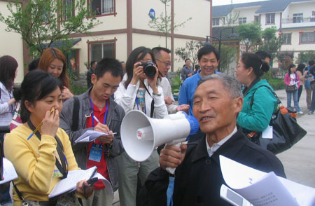 地震無情人有情——災(zāi)區(qū)古稀老漢寫歌感謝政府