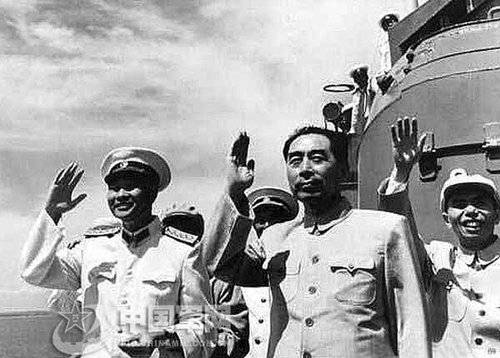 新中國舉行第一次海上閱兵[圖]