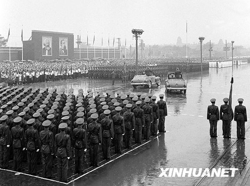 1956年：大雨滂沱振軍容