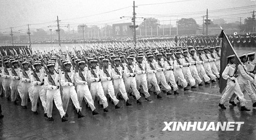 1956年：大雨滂沱振軍容