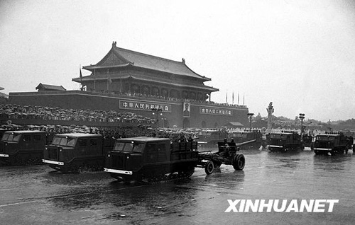 1956年：大雨滂沱振軍容