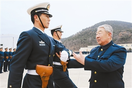解放軍首位隊(duì)列教授的人生“正步走”(組圖)