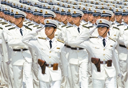 解放軍首位隊(duì)列教授的人生“正步走”(組圖)