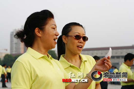 湖南衡陽千人廣場上集體歌唱祖國