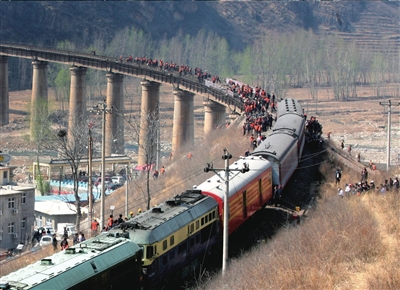 陜西韓城開往北京旅客列車6節車廂脫軌（組圖）