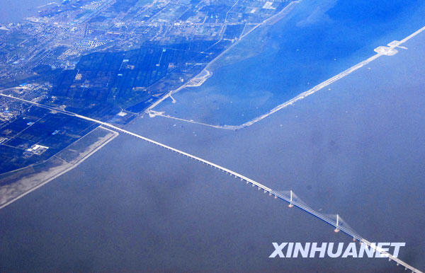 上海長江大橋進(jìn)入后期施工階段 空中拍攝雄姿已顯