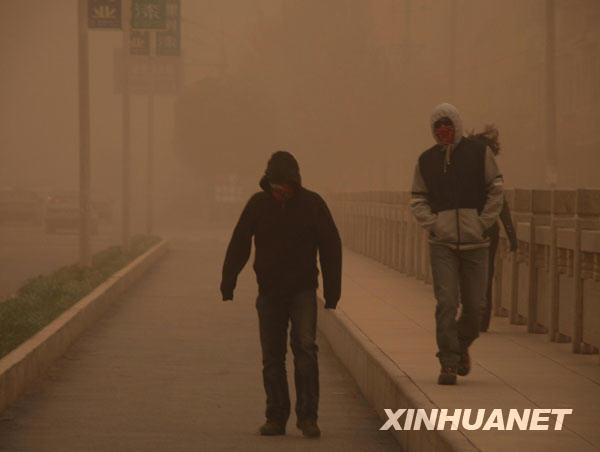 我國多個地區(qū)遭遇大風(fēng)沙塵天氣[組圖]